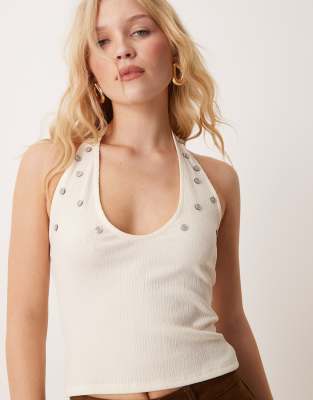 ASOS DESIGN - Strukturiertes Neckholder-Oberteil in Creme mit Knopfdetail in Perlmuttoptik-Weiß