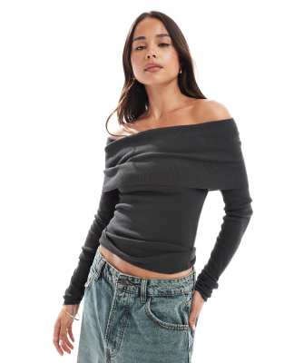 ASOS DESIGN - Strukturiertes Oberteil in Anthrazit mit Carmen-Ausschnitt-Grau
