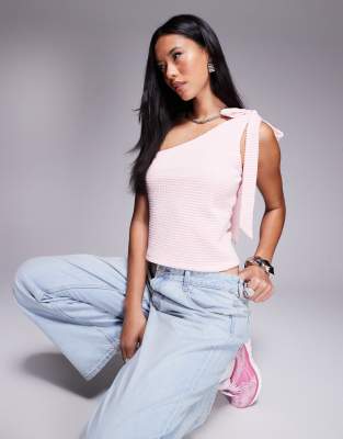 ASOS DESIGN - Strukturiertes Oberteil in babyrosa mit gebundenem One-Shoulder-Träger