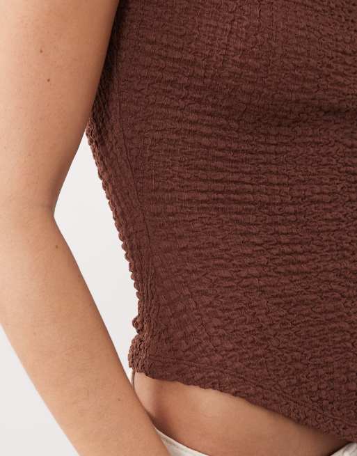 ASOS DESIGN – Strukturiertes Oberteil in Braun mit Rückenausschnitt und Bindedetail, 3 von 4