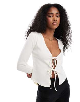 ASOS DESIGN - Strukturiertes Oberteil in Creme mit Frontschnürung und Glockenärmeln-Weiß