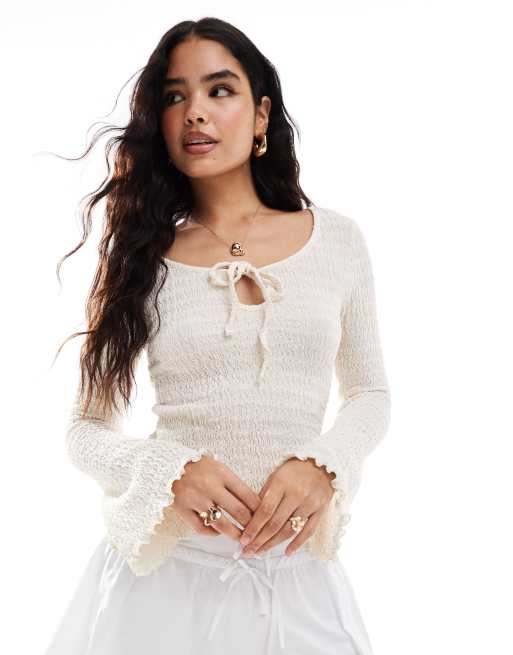 ASOS DESIGN – Strukturiertes Oberteil in Elfenbein mit asymmetrischem Schnitt und Engelsärmeln