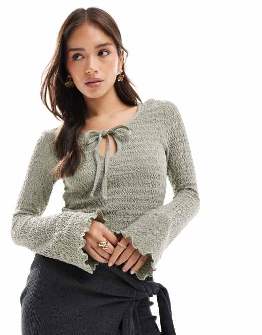 ASOS DESIGN – Strukturiertes Oberteil in Khaki mit asymmetrischem Schnitt und Trompetenärmeln