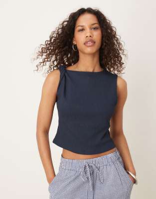 ASOS DESIGN - Strukturiertes Oberteil in Marineblau mit Twist-Detail-Gelb