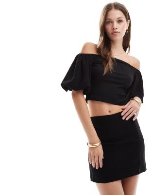 ASOS DESIGN - Strukturiertes Oberteil in Schwarz mit Carmen-Ausschnitt und Puffärmeln