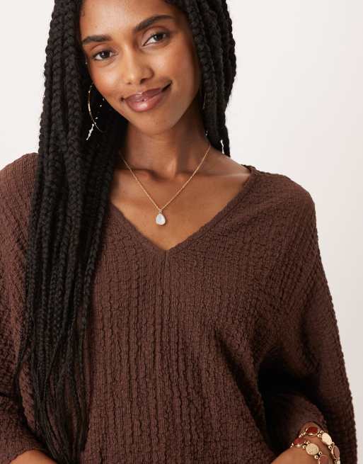 ASOS DESIGN – Strukturiertes Oversize-Oberteil in Schokobraun mit Cape und V-Ausschnitt, Kombiteil, 4 von 4