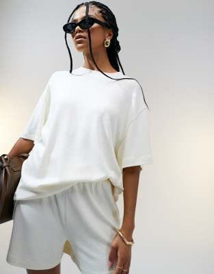 ASOS DESIGN - Strukturiertes Oversize-T-Shirt aus Strick in Cremeweiß