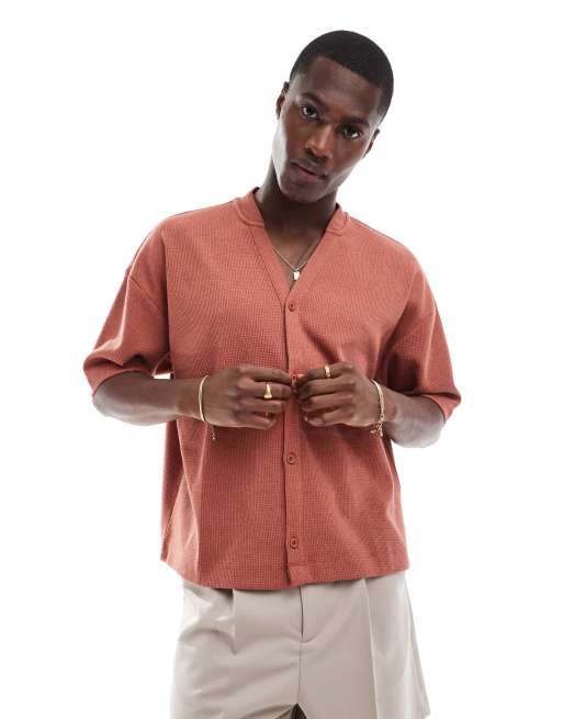 ASOS DESIGN – Strukturiertes Oversize-T-Shirt in Terrakotta mit durchgehender Knopfleiste und Baseball-Ausschnitt 