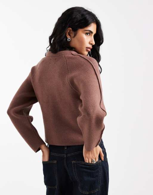 ASOS DESIGN – Strukturiertes, schmal geschnittenes Strickoberteil in Mokka mit wattiertem Ausschnitt, 4 von 4