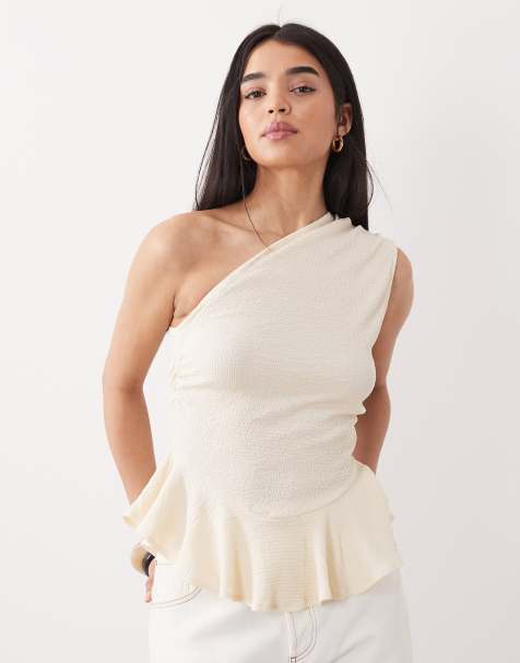 ASOS DESIGN – Strukturiertes Schößchenoberteil in Cremeweiß mit One-Shoulder-Träger, Kombiteil - view 1