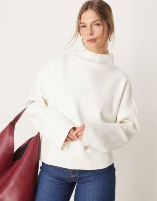 ASOS DESIGN - Strukturiertes Strickoberteil in Creme mit hohem Kragen und Naht vorne-Weiß