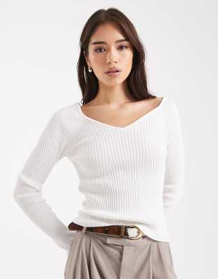 ASOS DESIGN - Strukturiertes Strickoberteil in Cremeweiß mit V-Ausschnitt