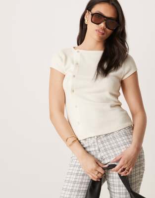 ASOS DESIGN - Strukturiertes T-Shirt aus Strick in Creme mit Knopfdetails-Weiß