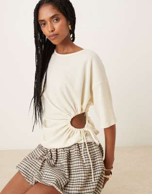 ASOS DESIGN - Strukturiertes T-Shirt in Elfenbein mit Zierausschnitt-Detail-Weiß