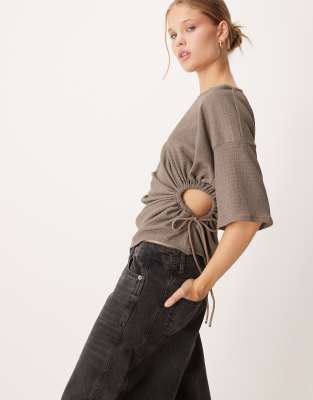 ASOS DESIGN - Strukturiertes T-Shirt in Mokka mit Cut-out-Detail-Braun