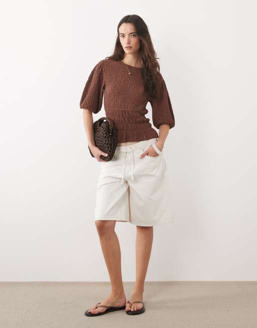ASOS DESIGN – Strukturiertes, tailliertes Oberteil in Braun mit Puffärmeln, 2 von 4