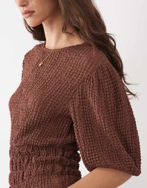 ASOS DESIGN – Strukturiertes, tailliertes Oberteil in Braun mit Puffärmeln, 3 von 4