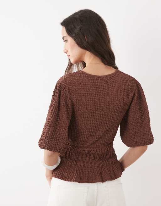 ASOS DESIGN – Strukturiertes, tailliertes Oberteil in Braun mit Puffärmeln, 4 von 4
