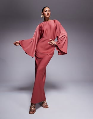 ASOS DESIGN - Strukturiertes, tailliertes Satin-Maxikleid in gebranntem Rot mit Fledermausärmeln und Schrägschnitt