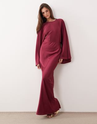 ASOS DESIGN - Strukturiertes, tailliertes Satin-Maxikleid in Himbeerrot mit Fledermausärmeln und Schrägschnitt