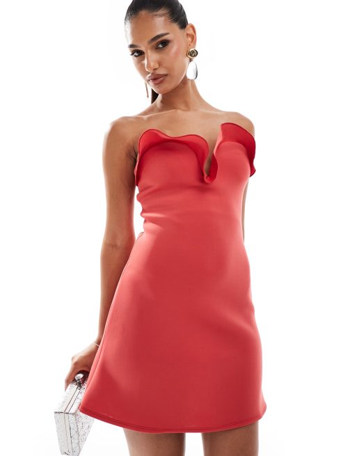 ASOS DESIGN – Strukturiertes, trägerloses Minikleid in Rot mit geformtem Ausschnitt