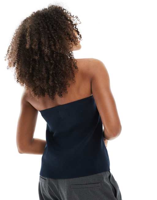 ASOS DESIGN – Strukturiertes, trägerloses Strickoberteil in Marineblau mit Schößchen, 3 von 4