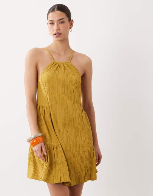 ASOS DESIGN – Strukturiertes, trapezförmiges Neckholder-Minikleid in Ocker, 2 von 4
