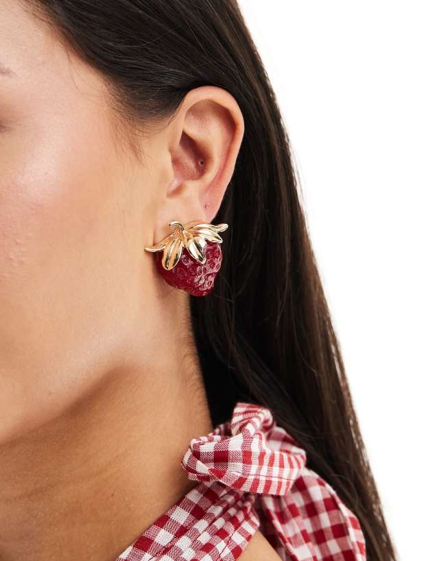 ASOS DESIGN - stud earring with resin strawberry design in red and gold tone