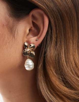 stud earrings in flower design with pearl in gold tone