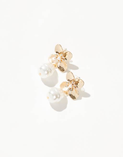 ASOS DESIGN stud earrings in flower design with pearl in gold tone, 2 of 3