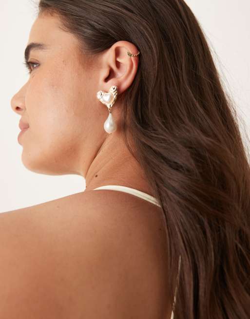 ASOS DESIGN stud earrings in textured heart design with faux pearl drop in gold tone, 3 of 3