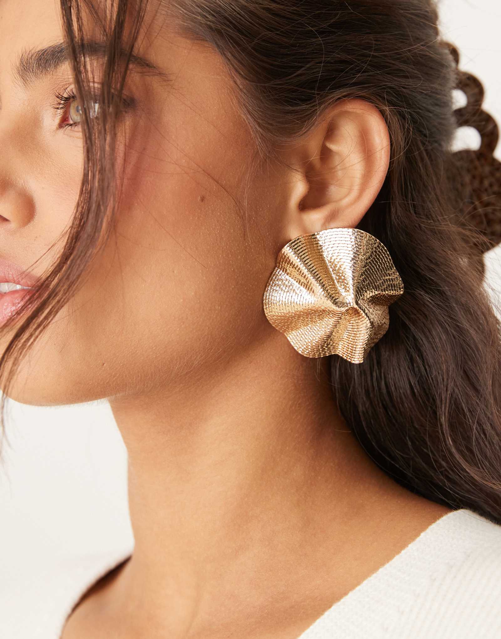 ДИЗАЙНЕРСКИЕ серьги-гвоздики ASOS с абстрактными текстурированными деталями золотого оттенка