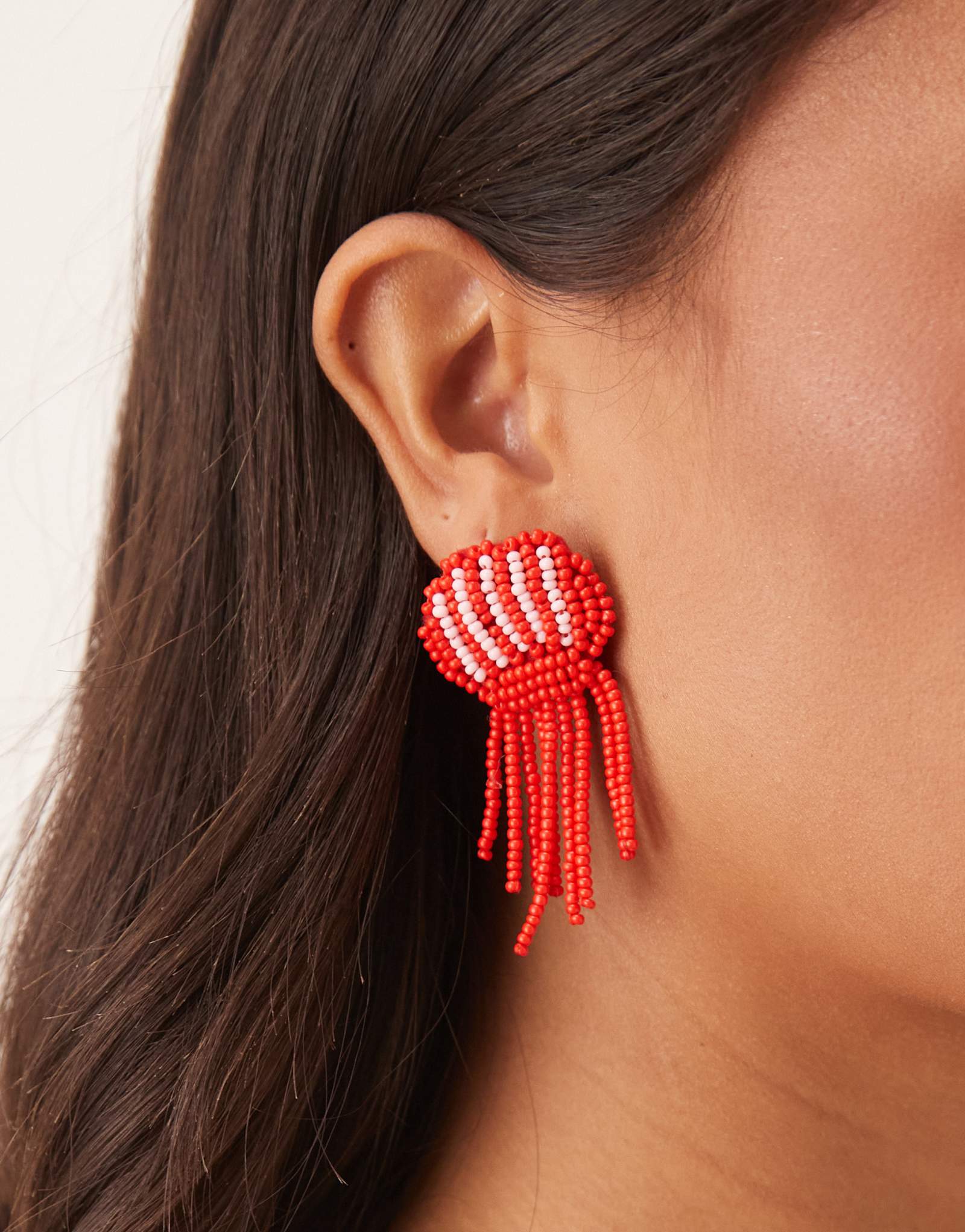 Дизайнерские серьги-гвоздики ASOS с вышитыми бисером медузами красного и розового цветов