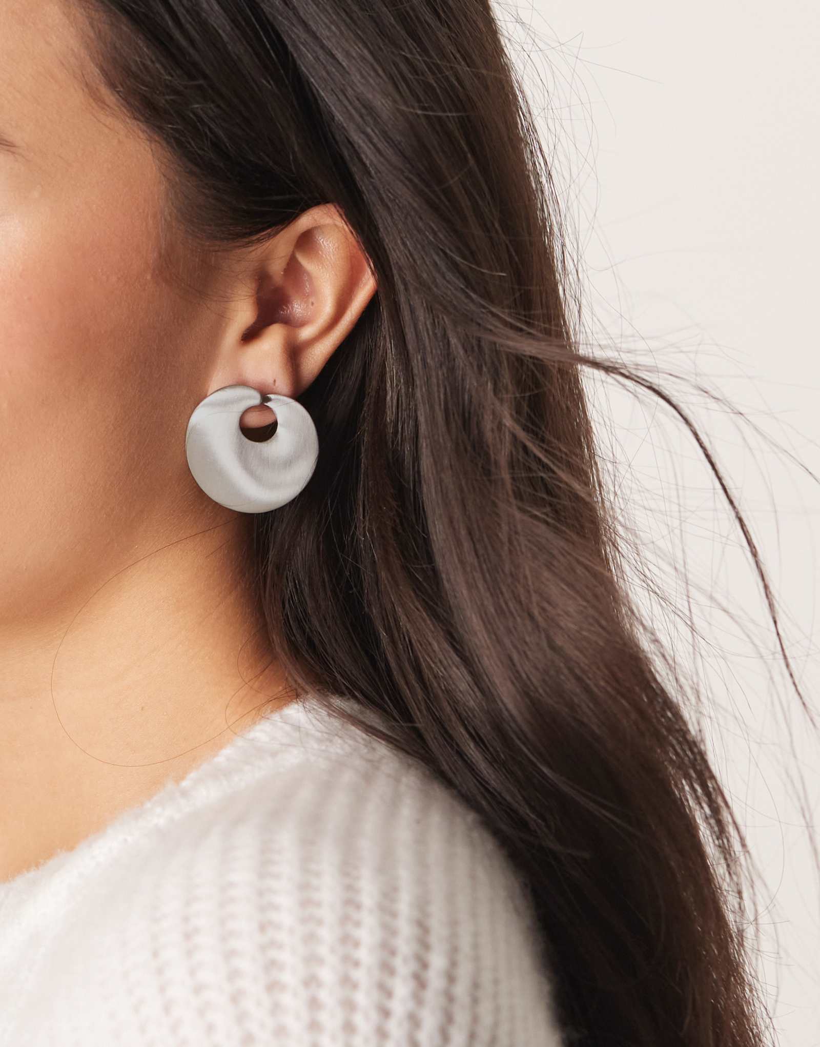 ДИЗАЙНЕРСКИЕ серьги-гвоздики ASOS с круглой отделкой из матового серебра