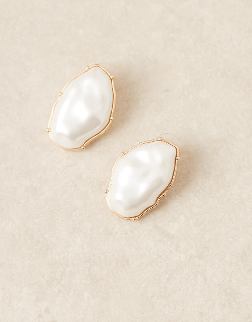 ASOS DESIGN stud earrings with faux pearl design in gold tone, 2 of 3