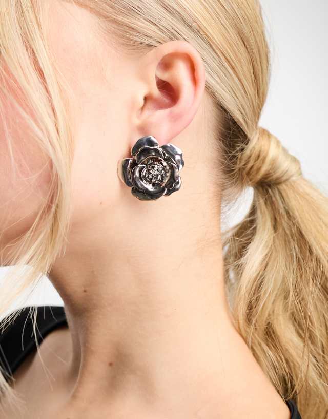 ASOS DESIGN - stud earrings with floral design in silver tone