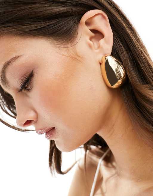 FhyzicsShops DESIGN stud earrings with oversized teardrop design in gold tone