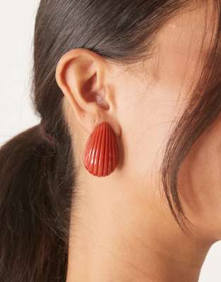 stud earrings with ridged teardrop shape in mulberrry-Red
