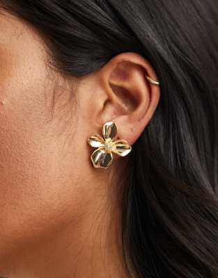 stud earrings with small floral design in gold tone