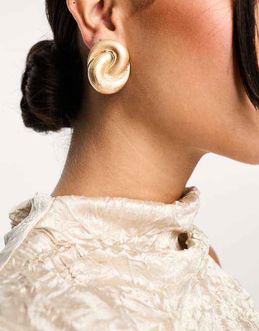 FhyzicsShops DESIGN stud earrings with swirl vintage look design in brushed gold tone