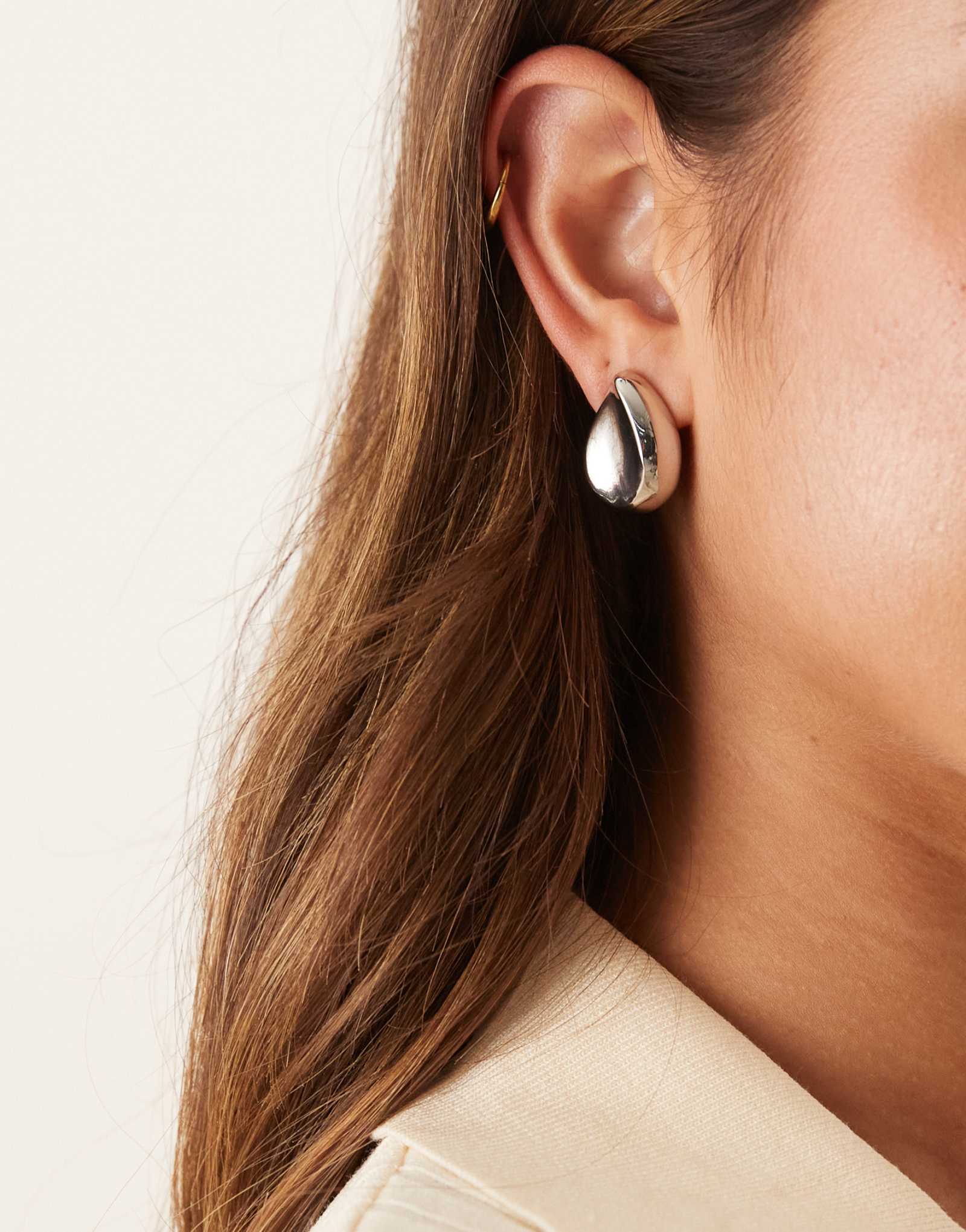 ДИЗАЙНЕРСКИЕ серьги-гвоздики ASOS с каплевидным рисунком серебристого оттенка