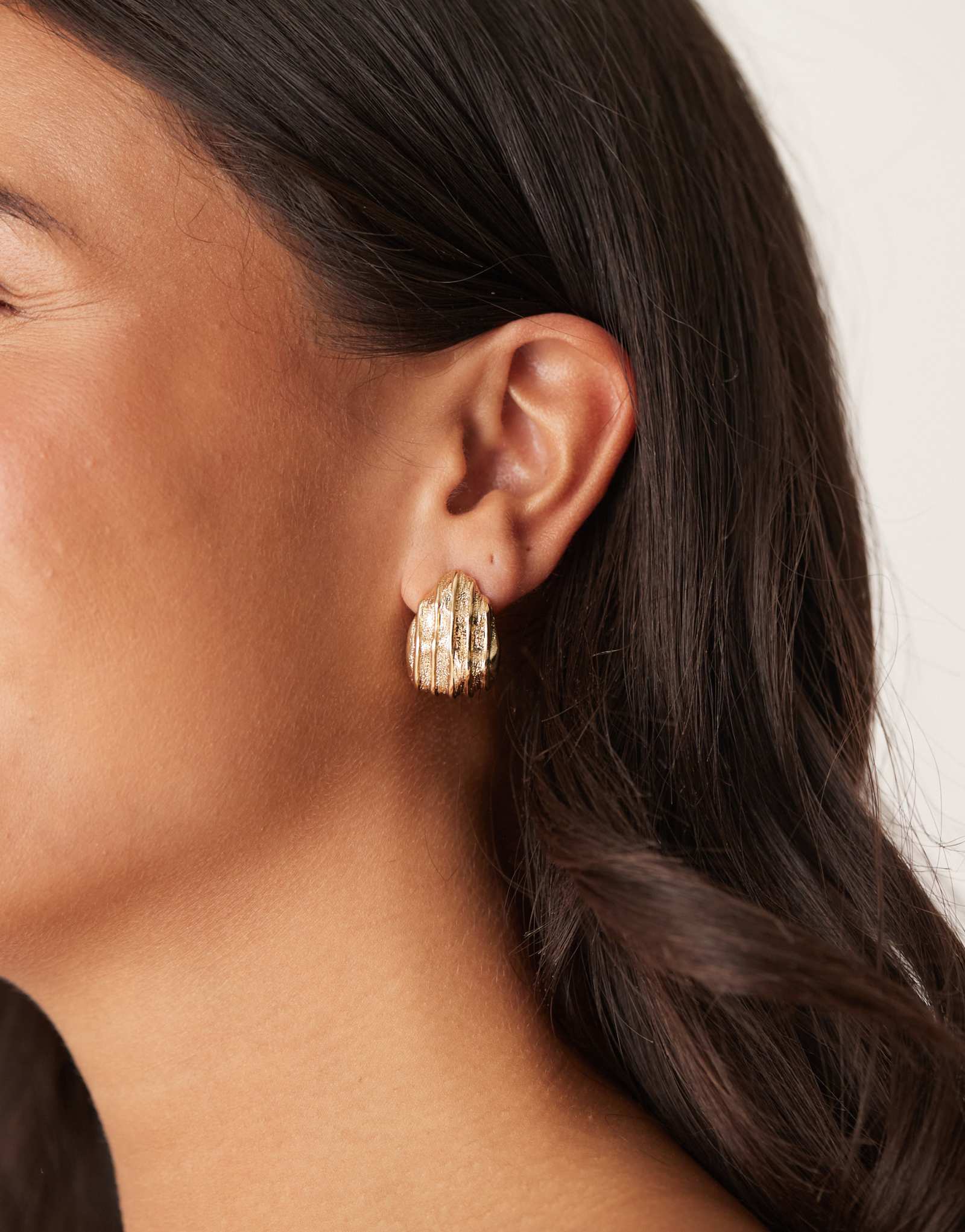 Дизайнерские серьги-гвоздики ASOS с текстурированным каплевидным рисунком золотого оттенка