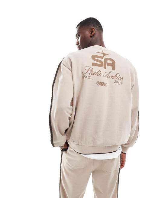 ASOS DESIGN - Studio Archive - Felpa oversize beige con scollo a V e stampa “Studio Archive” in coordinato