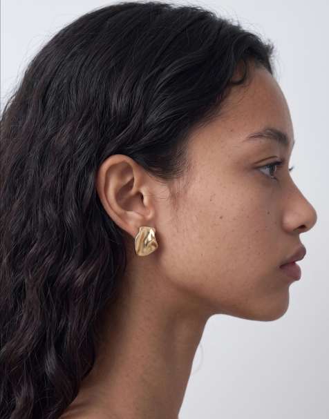 ASOS DESIGN studs met gegoten design in geborsteld goud - view 1