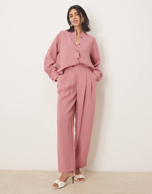 ASOS DESIGN - Støvede lyserøde bukser med tapered pasform og mærkedetalje - Del af sæt