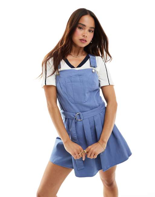 ASOS DESIGN - Støvet blåt overalls-playsuit med slå om-skort og plisseringer