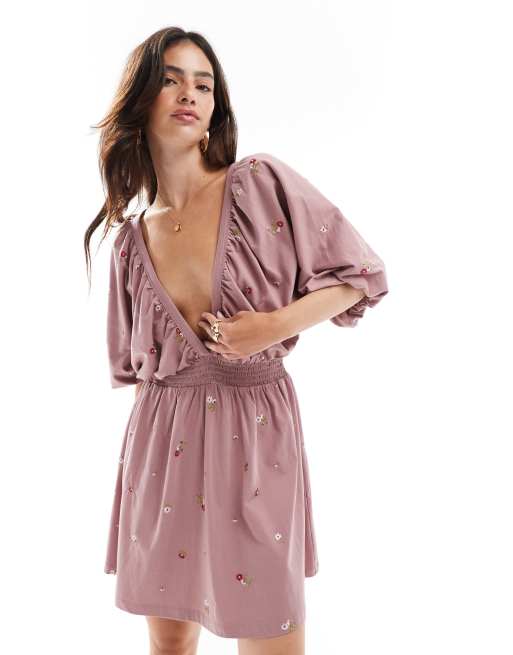ASOS DESIGN - Støvet rosa smock-minikjole med rynket talje og små blomsterbroderinger