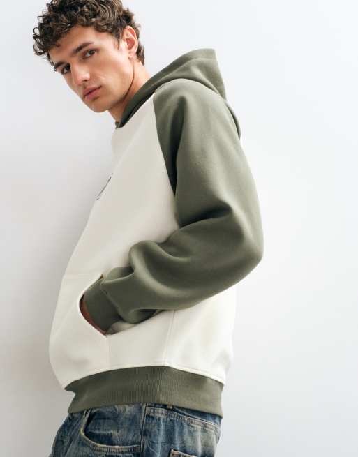 ASOS DESIGN sudadera con capucha holgada con mangas raglán en contraste y estampado en relieve en caqui, 4 de 5