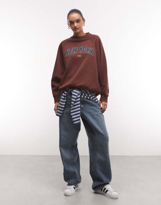 ASOS DESIGN sudadera extragrande de manga raglán con interior perchado y bordado de chenilla New York en marrón chocolate, 3 de 4