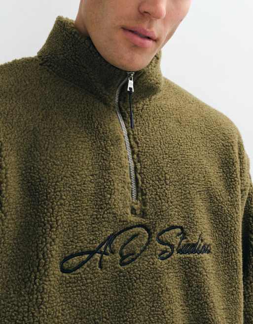 ASOS DESIGN sudadera oversize de borreguito con cremallera de un cuarto y bordado en verde oliva, 2 de 5